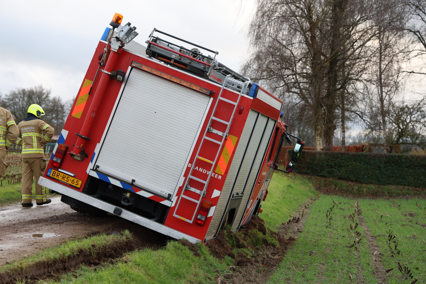 Brandweer vast in berm onderweg naar woningbrand