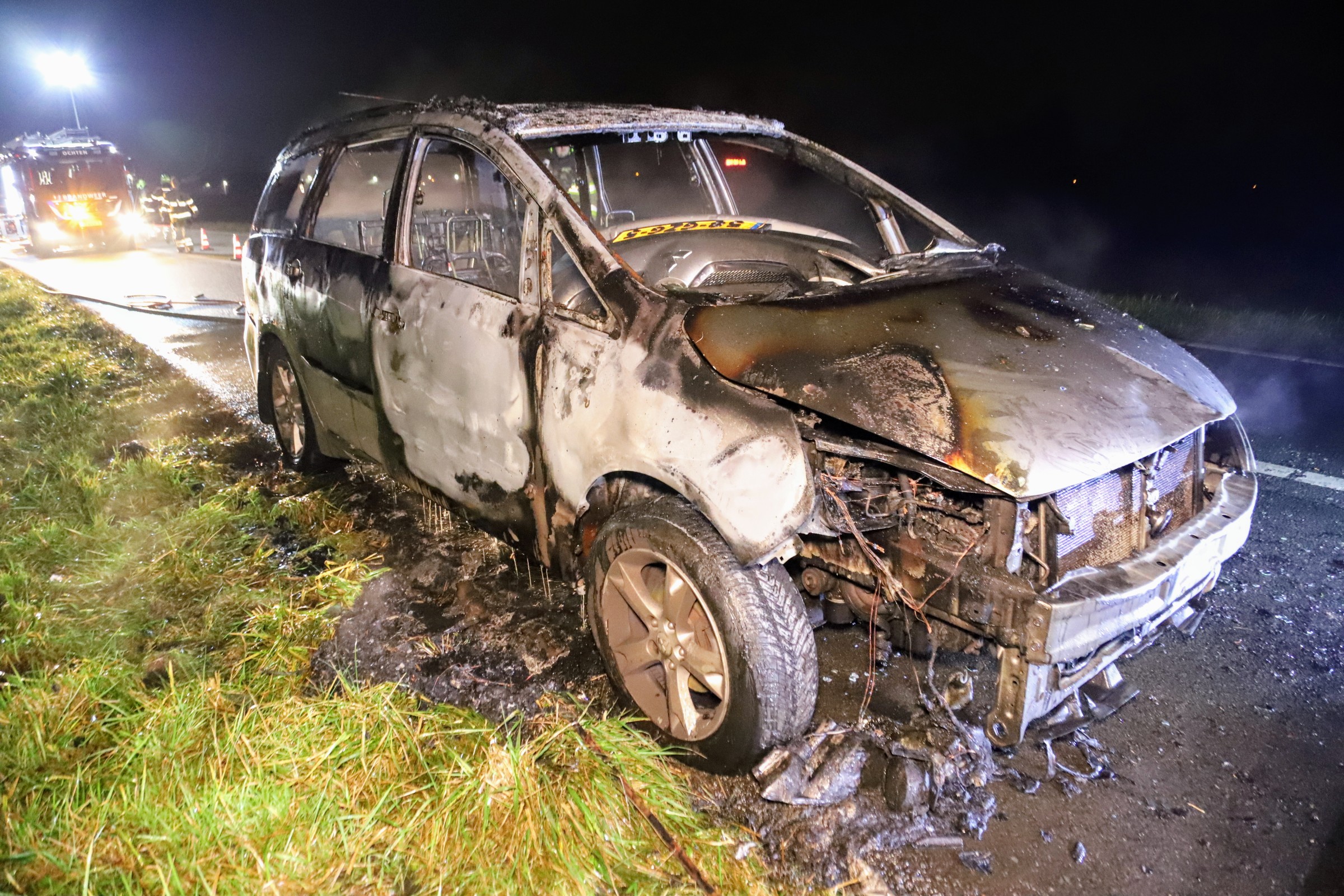 Auto vliegt in brand door technisch mankement, inzittenden met schrik vrij