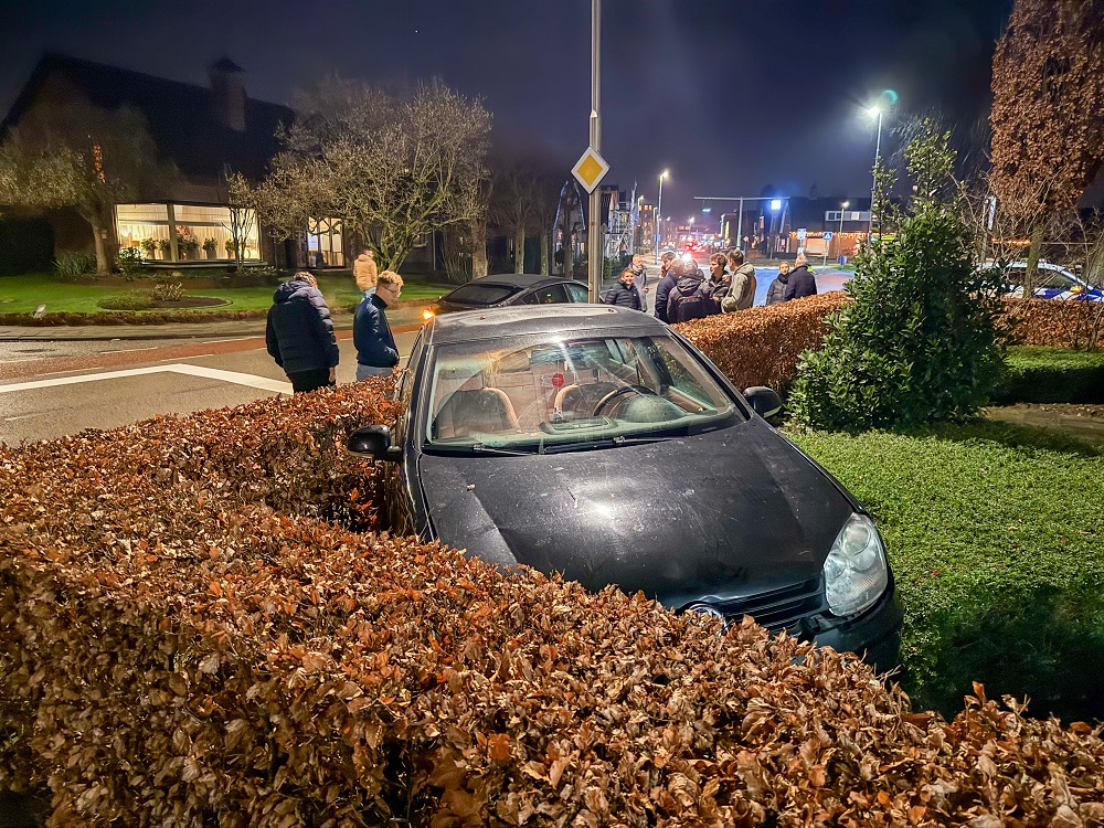 Auto belandt in voortuin na aanrijding