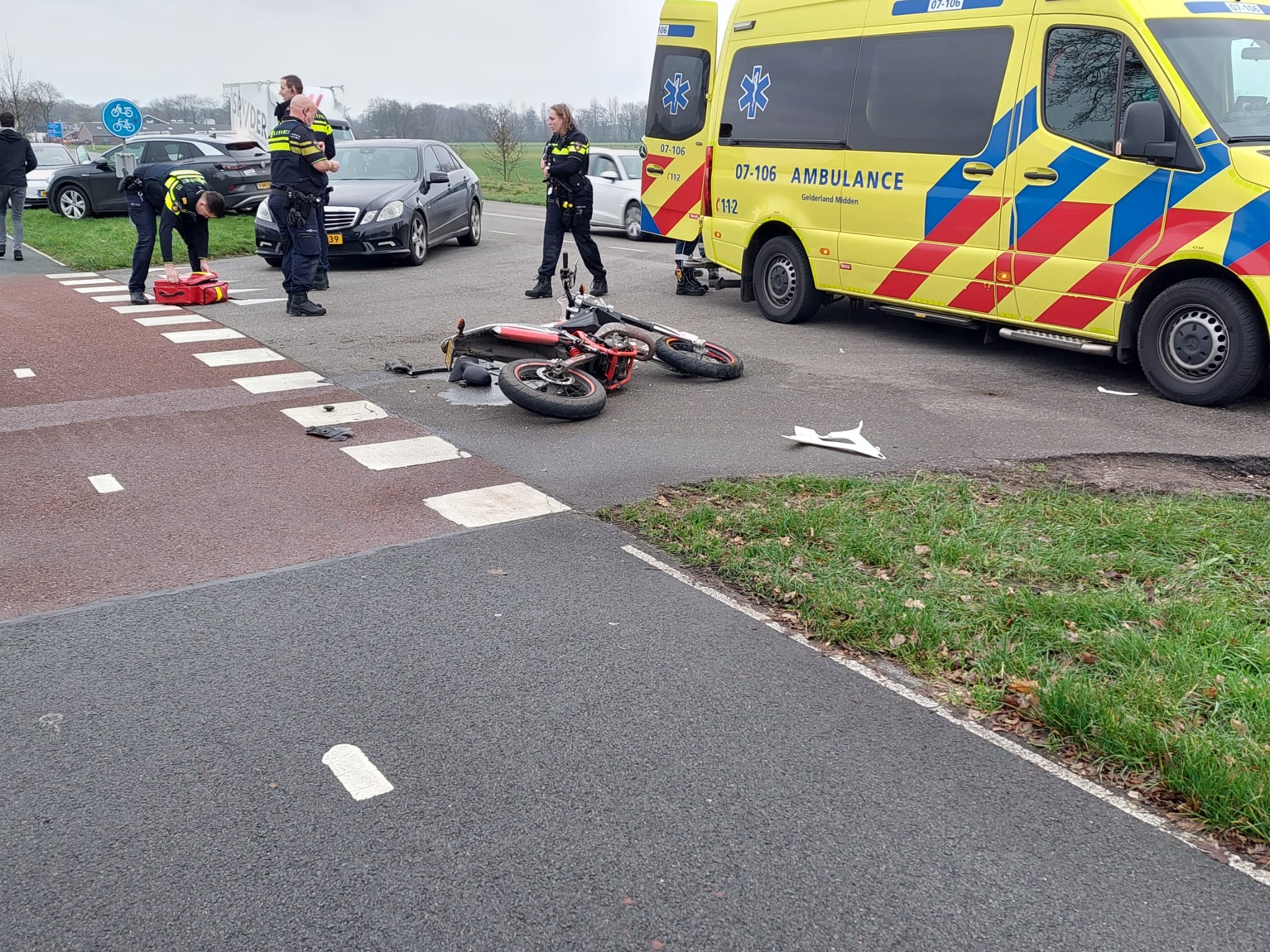 Brommerrijder met spoed naar ziekenhuis na botsing