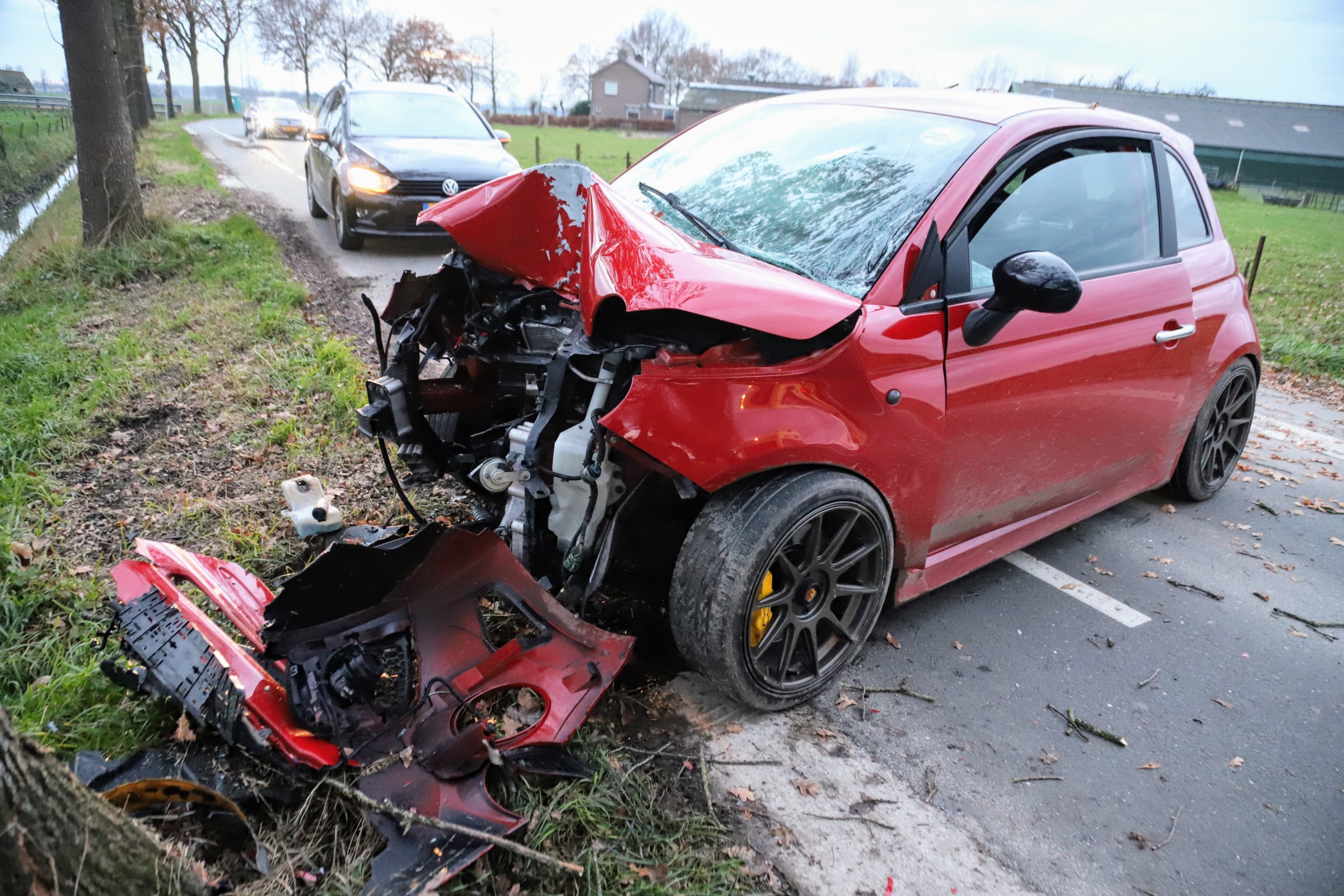 Auto crasht tegen boom; bestuurder naar ziekenhuis