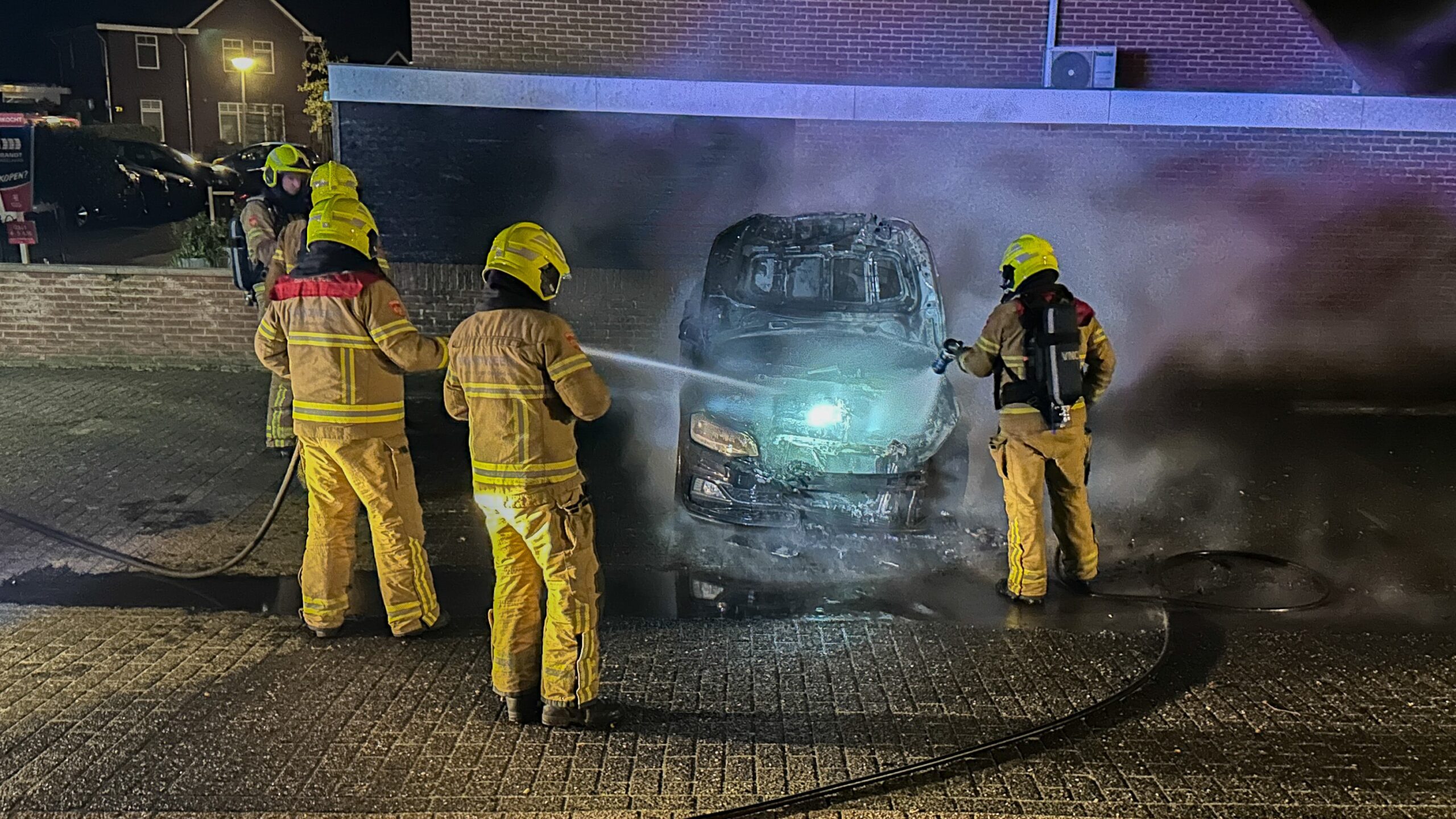 Opnieuw geparkeerde auto uitgebrand, politie gaat uit van brandstichting