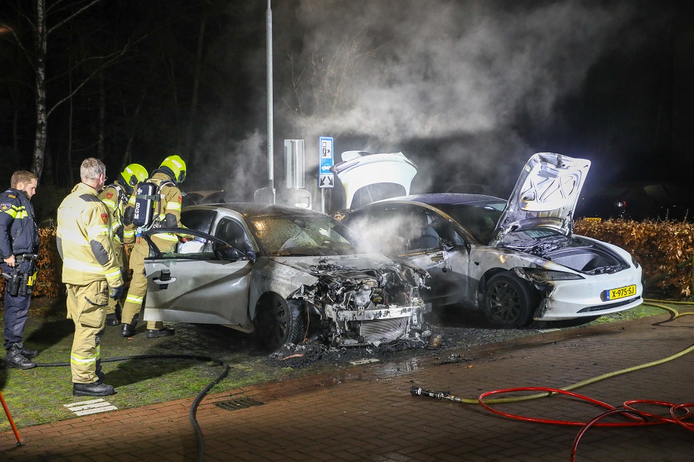 Twee elektrische auto’s gaan in vlammen op