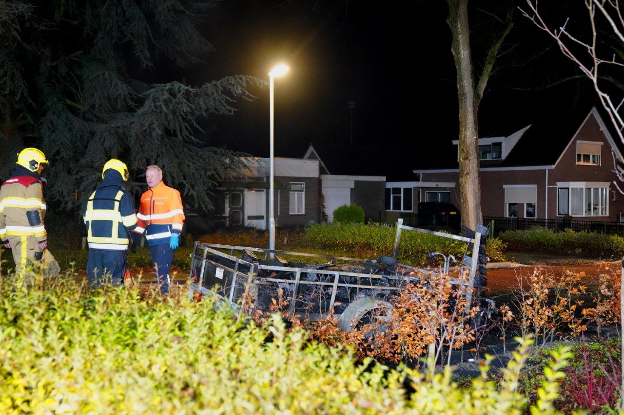 Man gewond als vuurwerk mogelijk ontploft bij in brand gestoken aanhanger