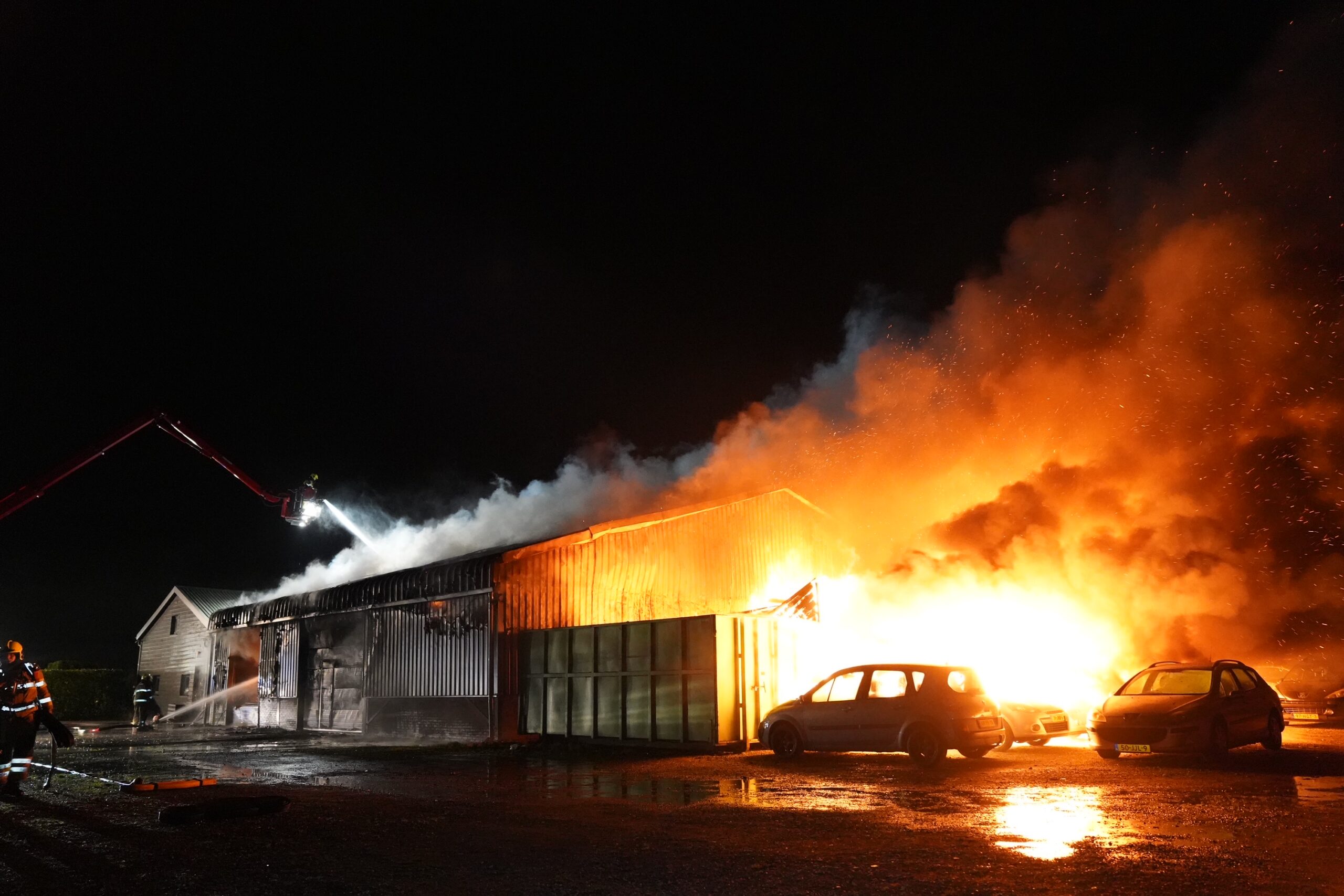 Zeer grote brand in loods met aangrenzende appartementen