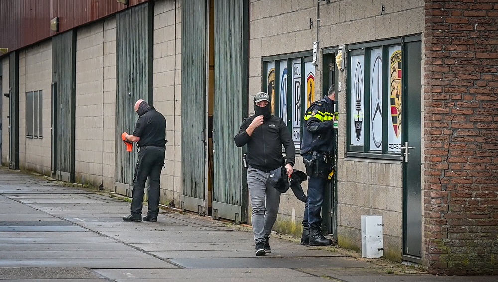 Groot onderzoek na inval bij garagebedrijf