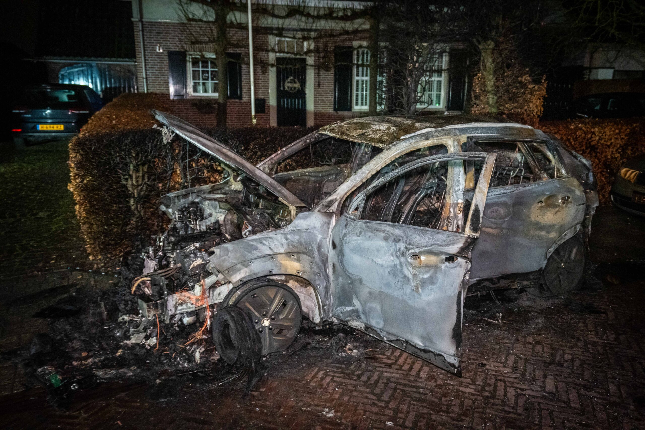 Auto geheel uitgebrand, mogelijk brandstichting