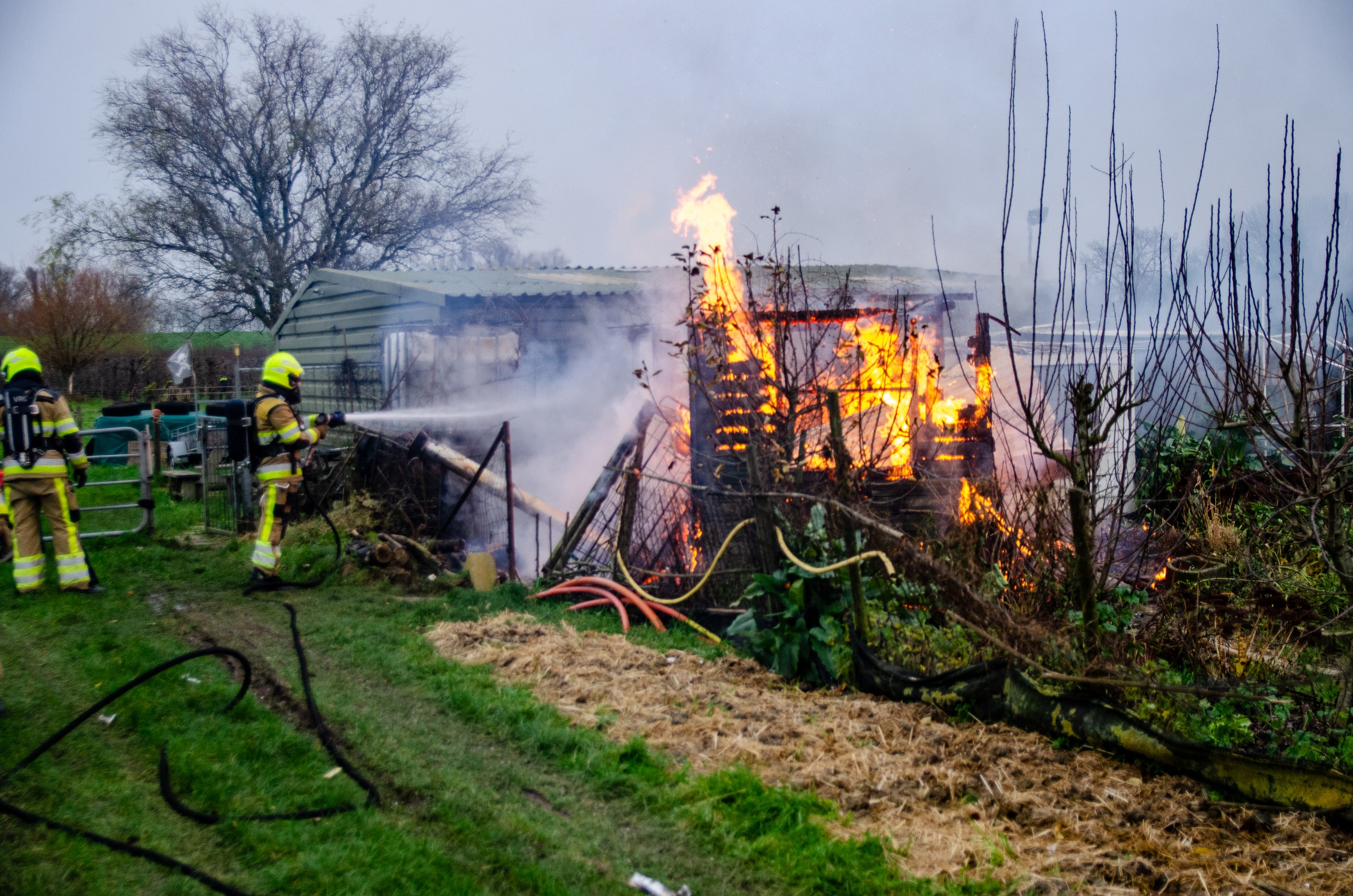 Man loopt brandwonden op na blusactie