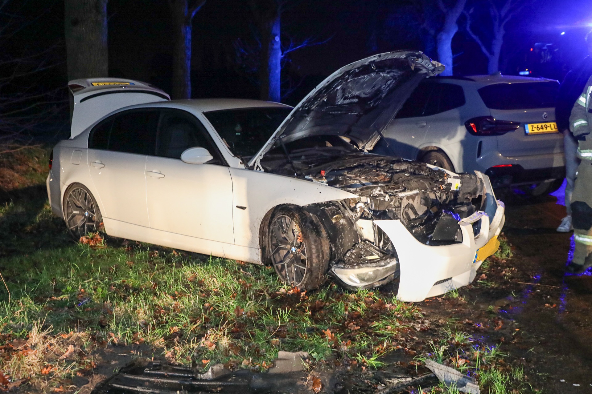 Auto vliegt in brand na botsing tegen boom, bestuurder onder invloed