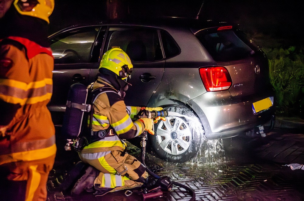 Autobrand snel ontdekt, schade beperkt