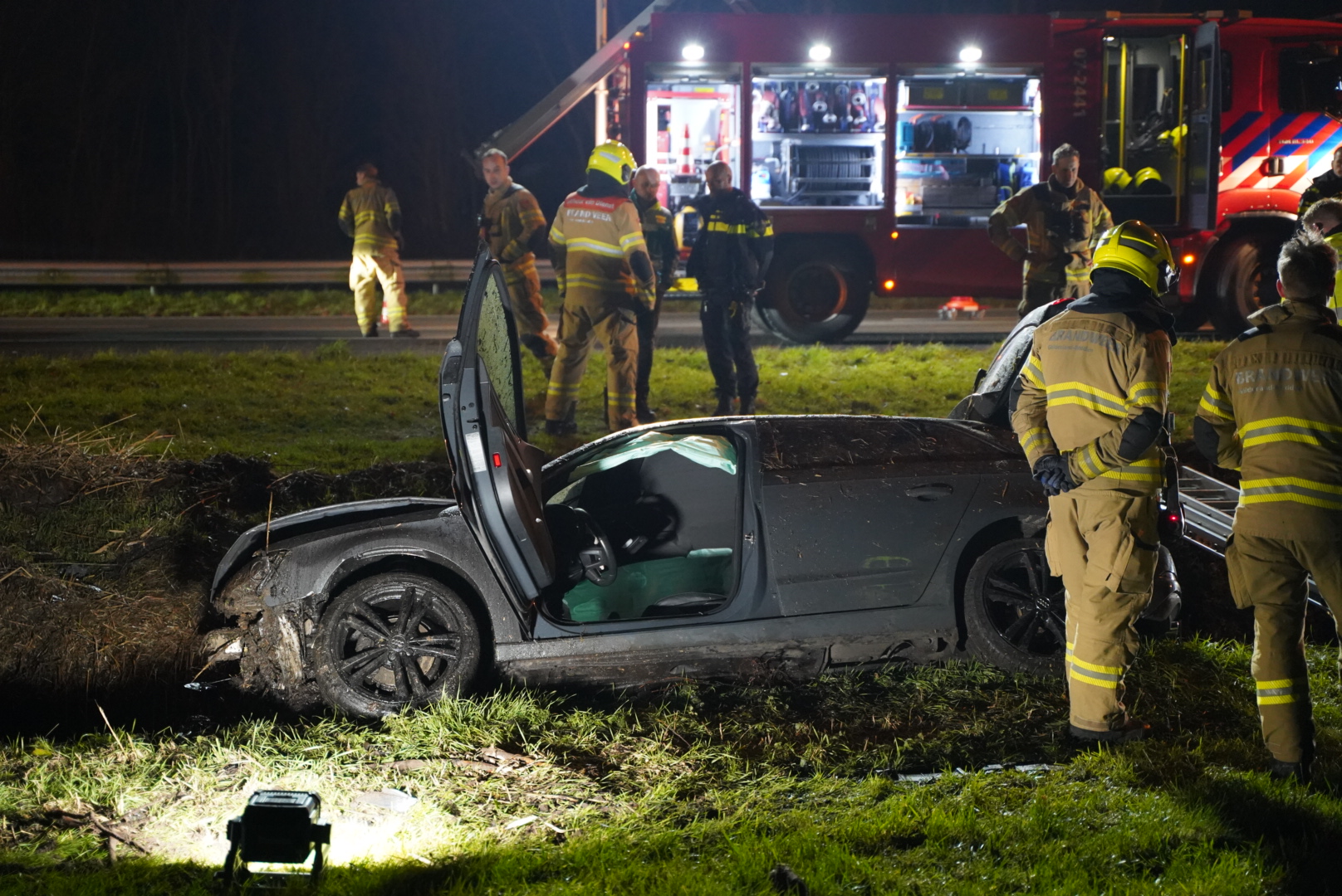 Auto botst tegen bestelbus en belandt in sloot, politie zoekt inzittende