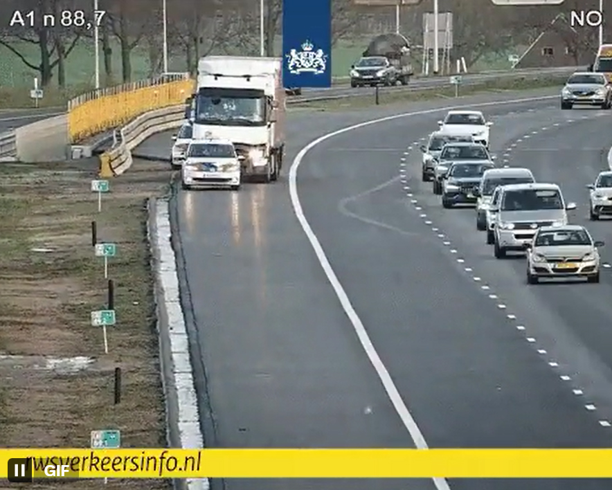 VIDEO: Chauffeur rijdt achteruit op snelweg, politie grijpt in