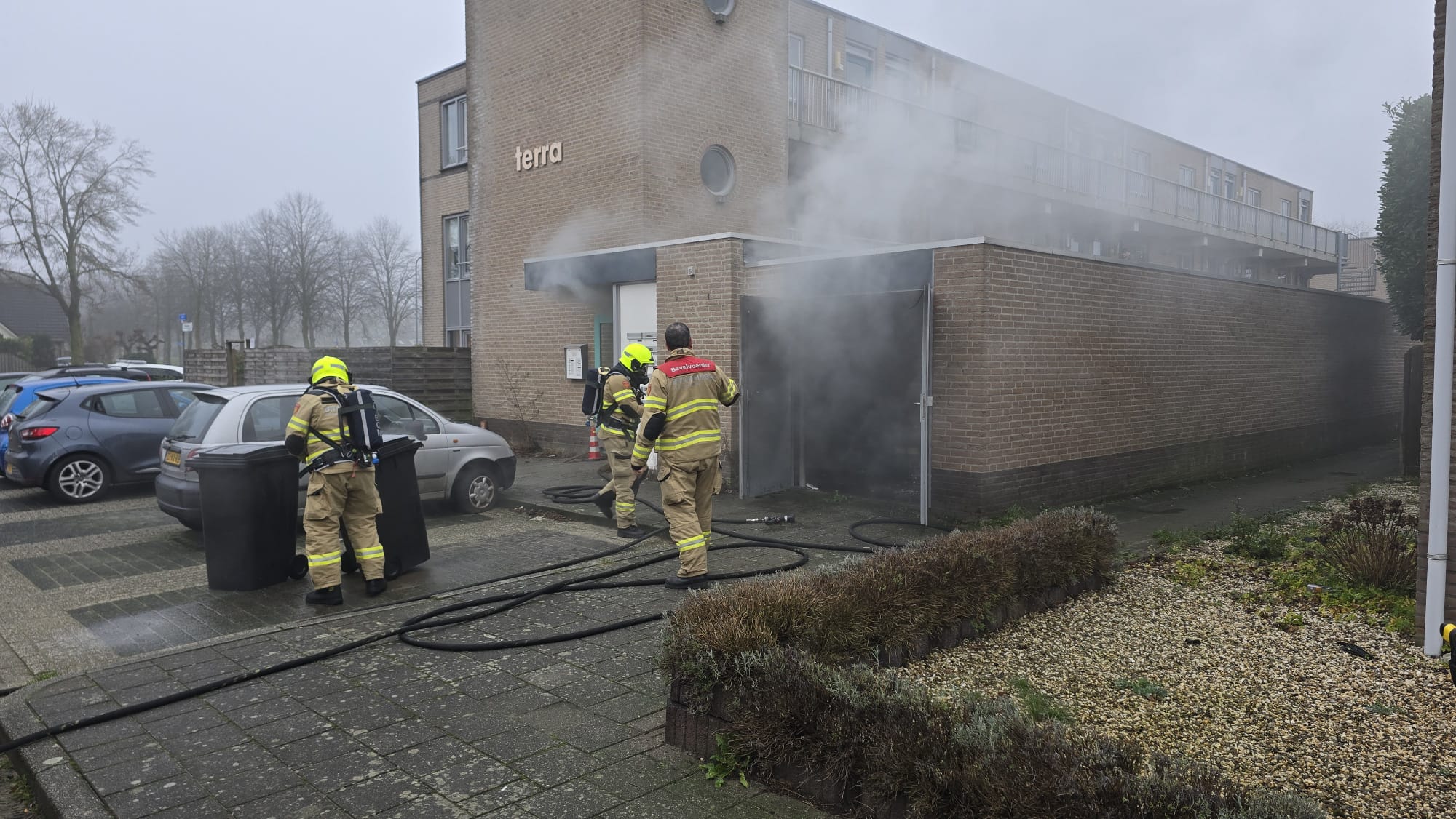 Brand bij gebouwgedeelte voor containeropslag