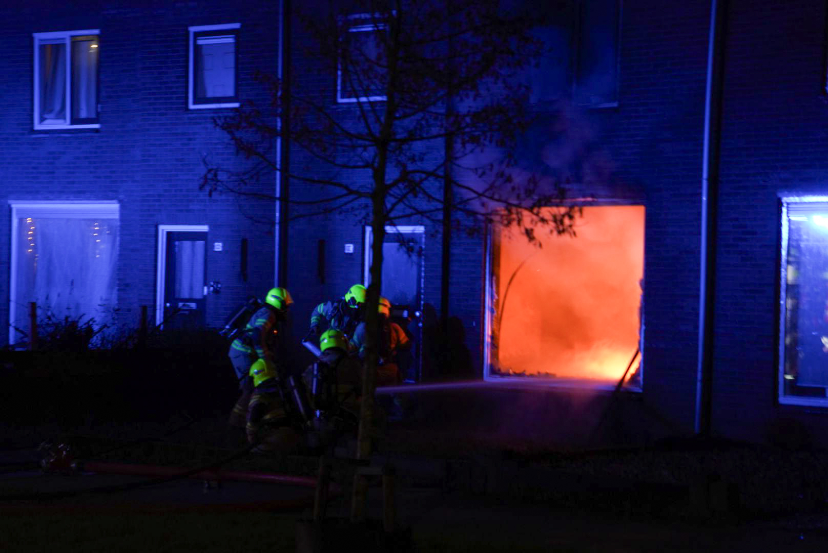 Uitslaande woningbrand, brandstichting niet uitgesloten