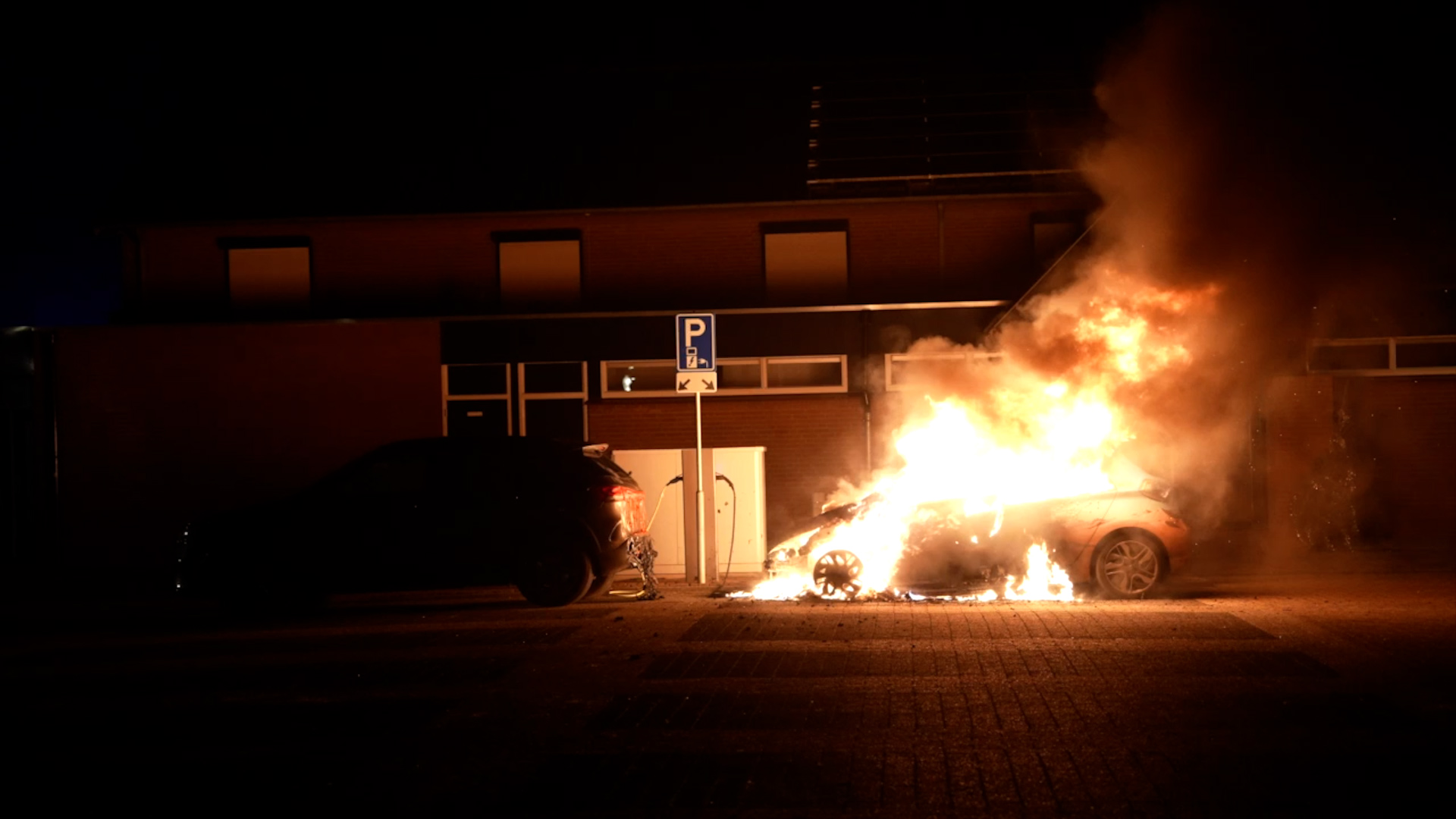 VIDEO: Elektrische auto vliegt in brand tijdens laden