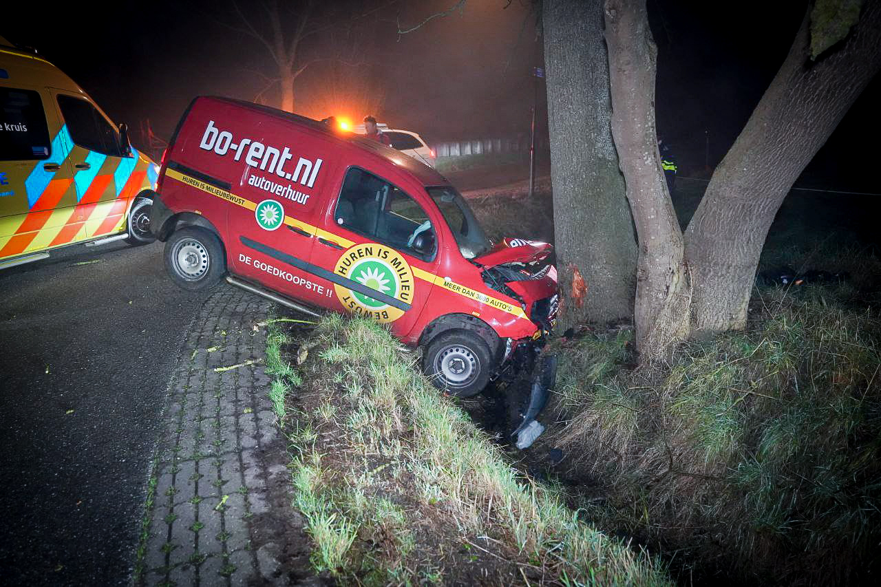 Automobilist met gehuurd busje crasht tegen boom