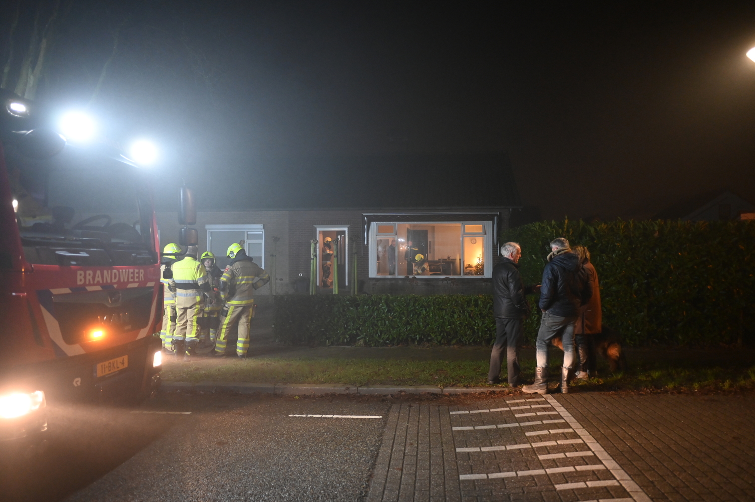 Buurtbewoner merkt brand op bij buren en start met blussen