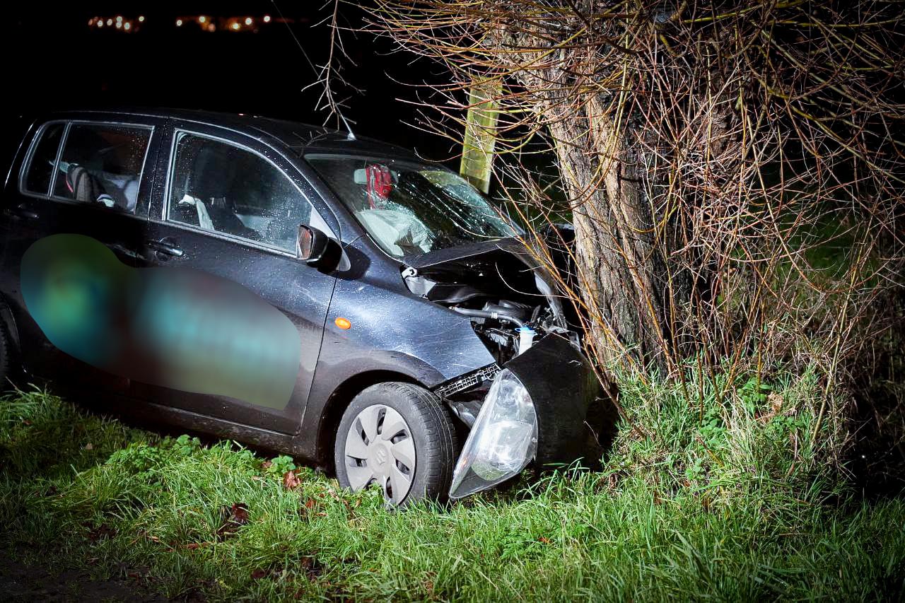 Automobilist verliest macht over het stuur en crasht tegen een boom