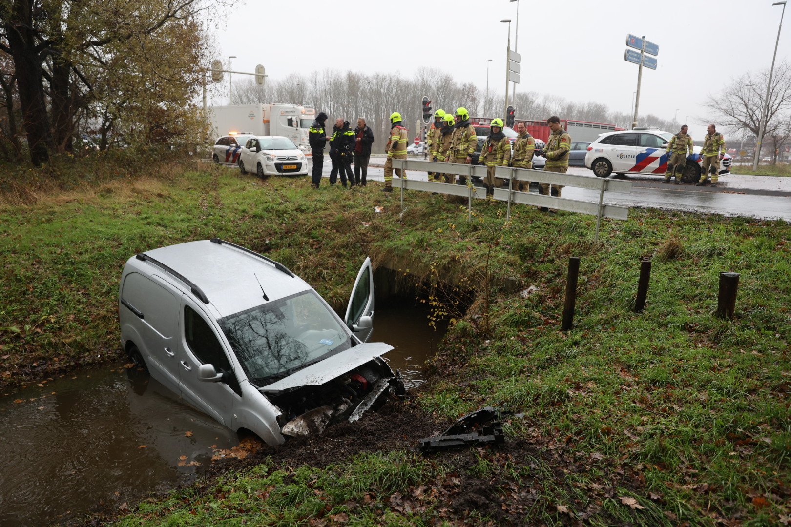 Automobilist neemt bocht te ruim en belandt in het water