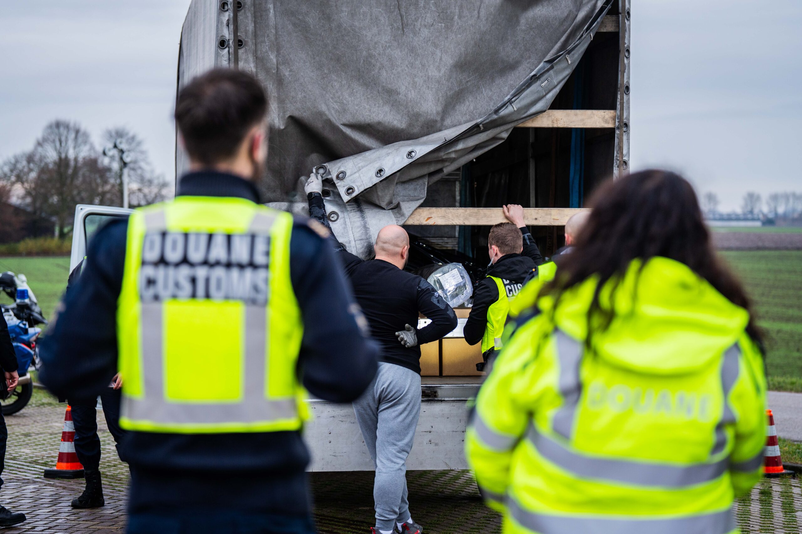 Boetes, inbeslagnames en aanhouding bij grote controle A325 Elst