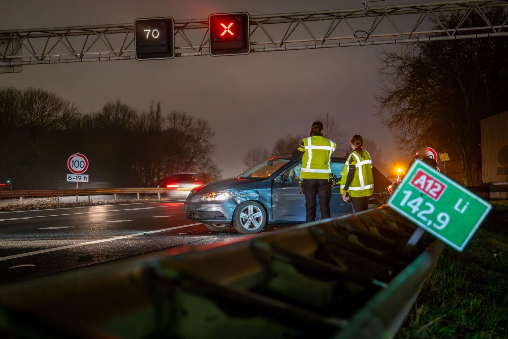 Automobilist botst tegen vangrail op A12 na ongeluk