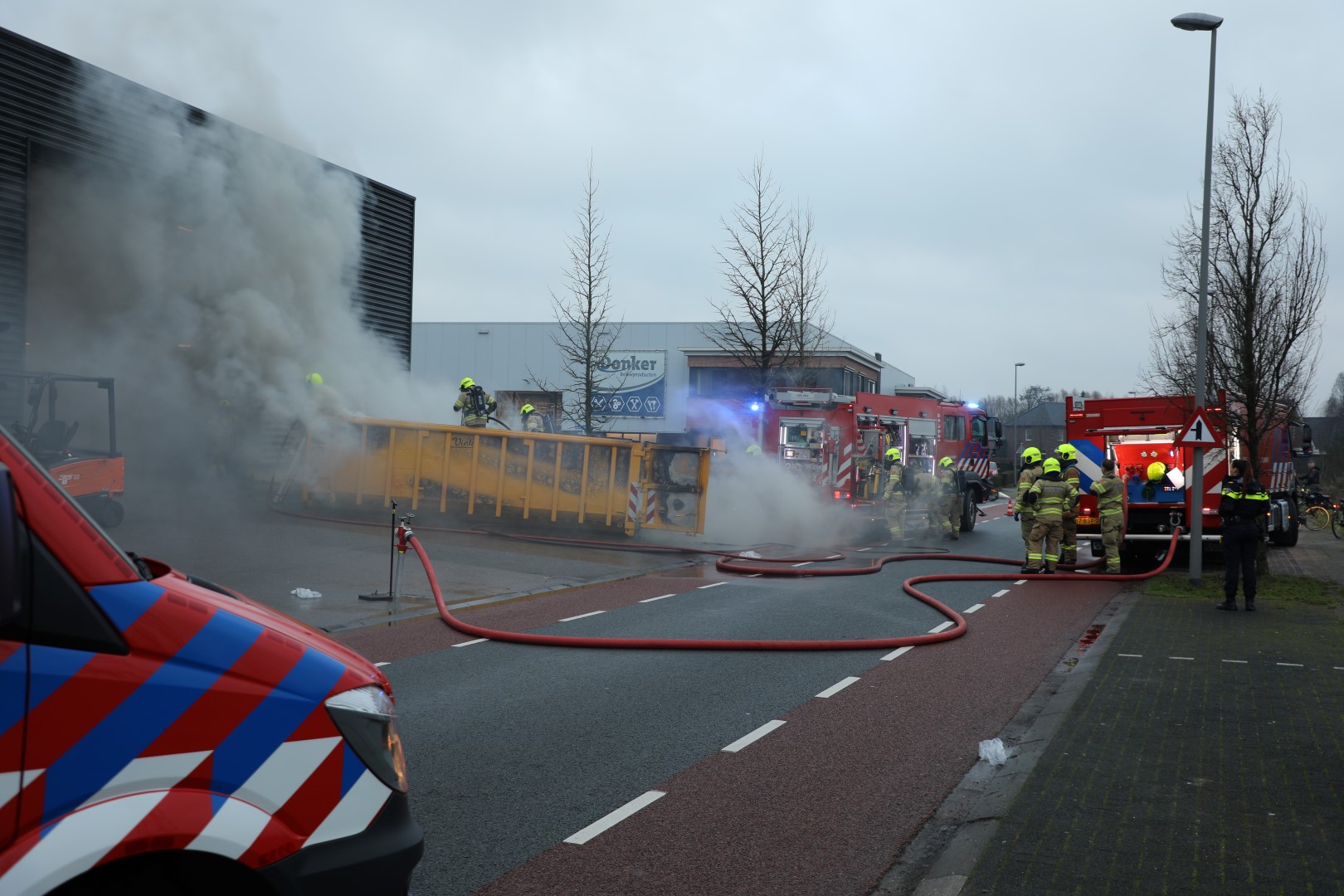 Brand in grote bouwcontainer binnen in bedrijfspand: met heftruck eruit gereden