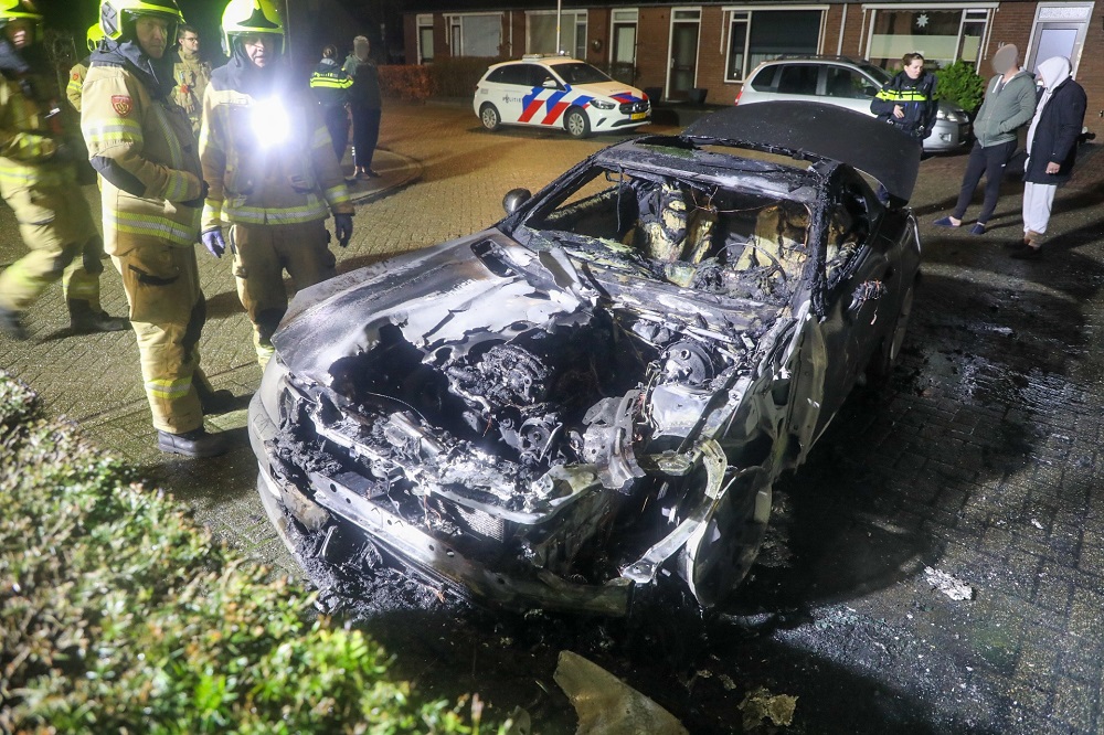 Auto door brand verwoest, politie onderzoekt brandstichting