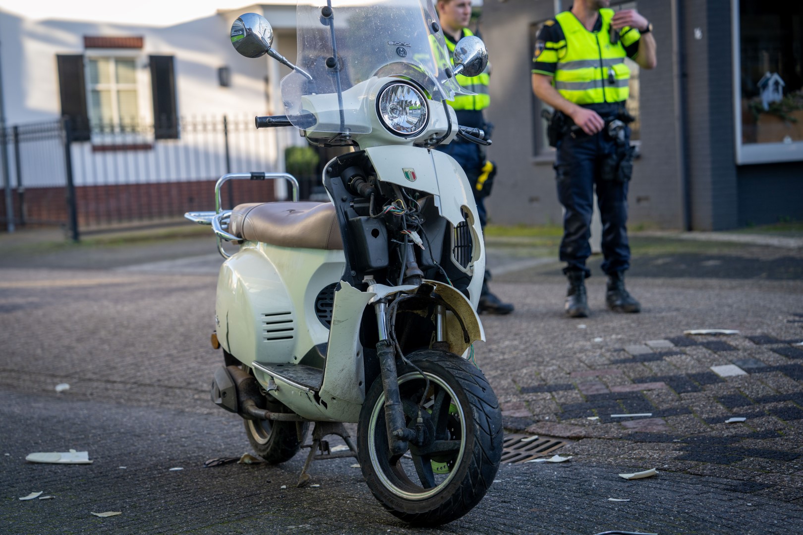 Botsing nadat scooterrijder geen voorrang verleent aan busje