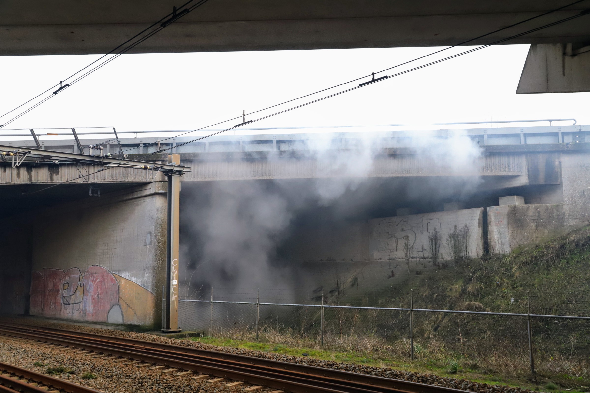 Afval in brand gestoken onder viaduct van A15