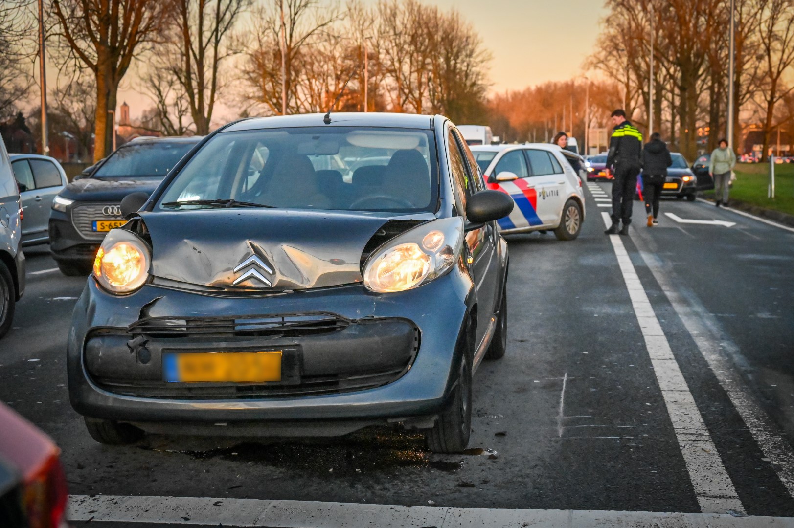 Aanrijding door laagstaande zon veroorzaakt file in Arnhem