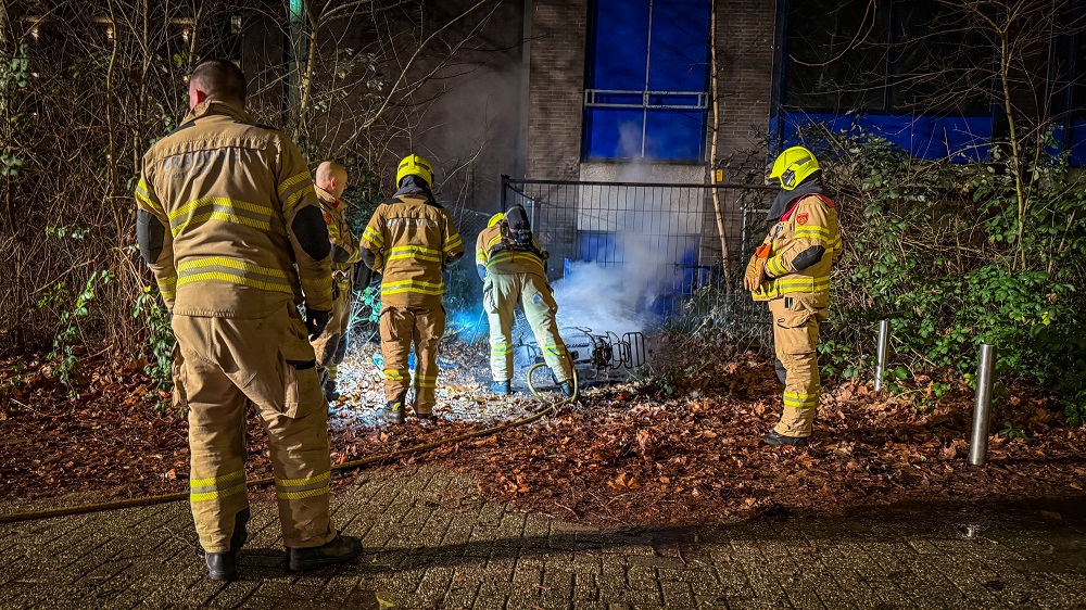 Scooter uitgebrand in bosjes in Arnhem