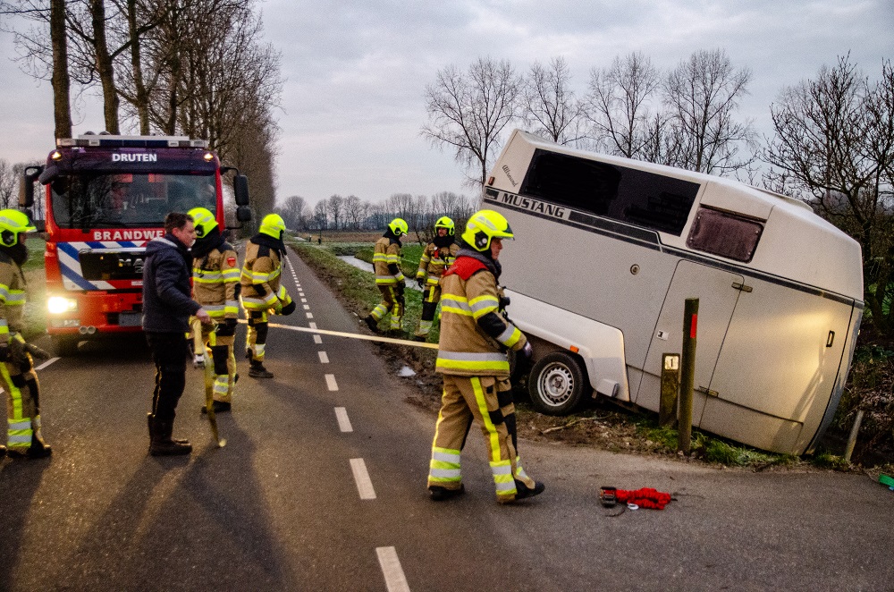 Paardentrailer belandt met paard in de sloot