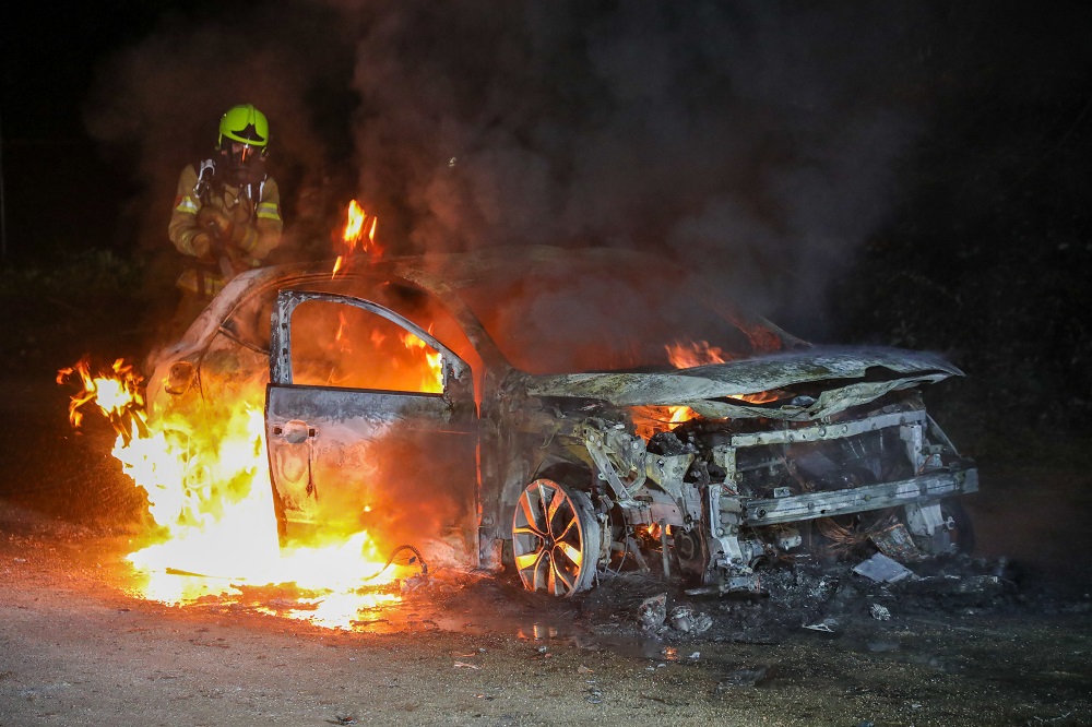 Auto volledig uitgebrand op verlaten parkeerplaats