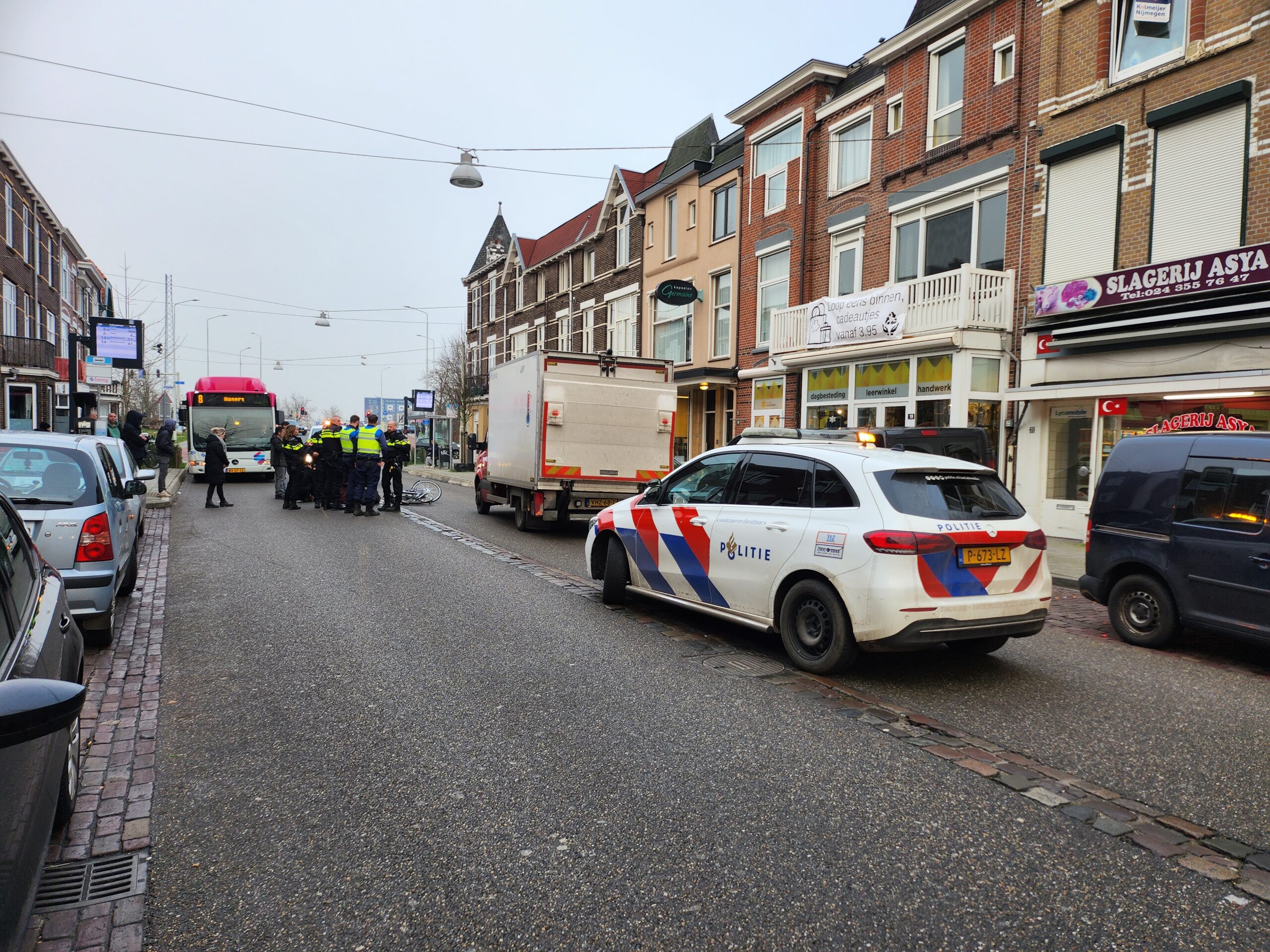 Fietst klapt tegen geparkeerde bakwagen