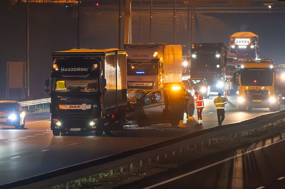 Bestelbus klapt achterop vrachtwagen, bestuurder gewond