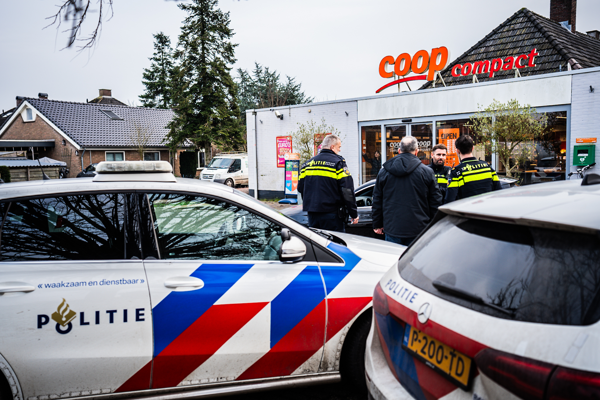 Dader met mondkapje overvalt supermarkt en slaat op de vlucht