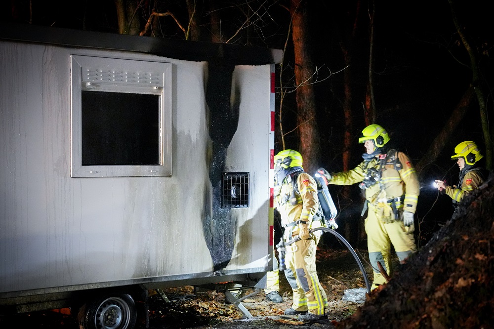 Schaftkeet in brand in bosgebied