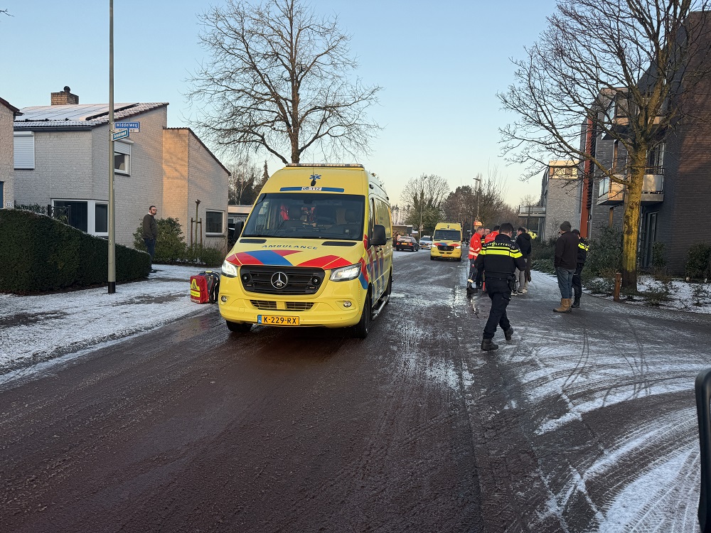 Meisje op de fiets gaat onderuit op gladde weg en botst op vrachtwagen