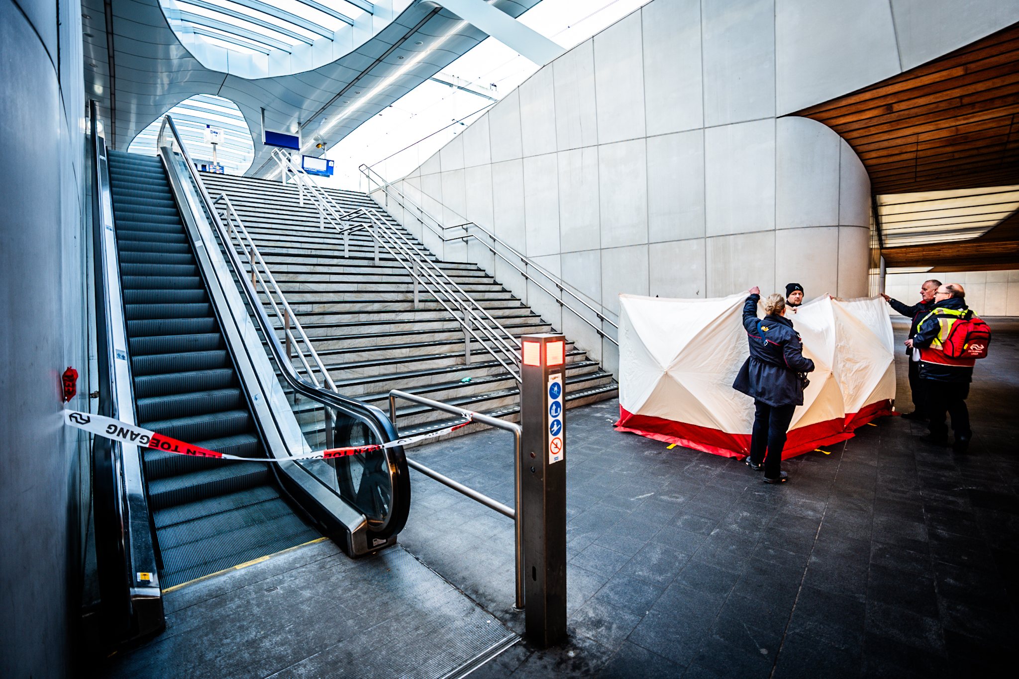 Man zwaargewond na val van trap Centraal station Arnhem