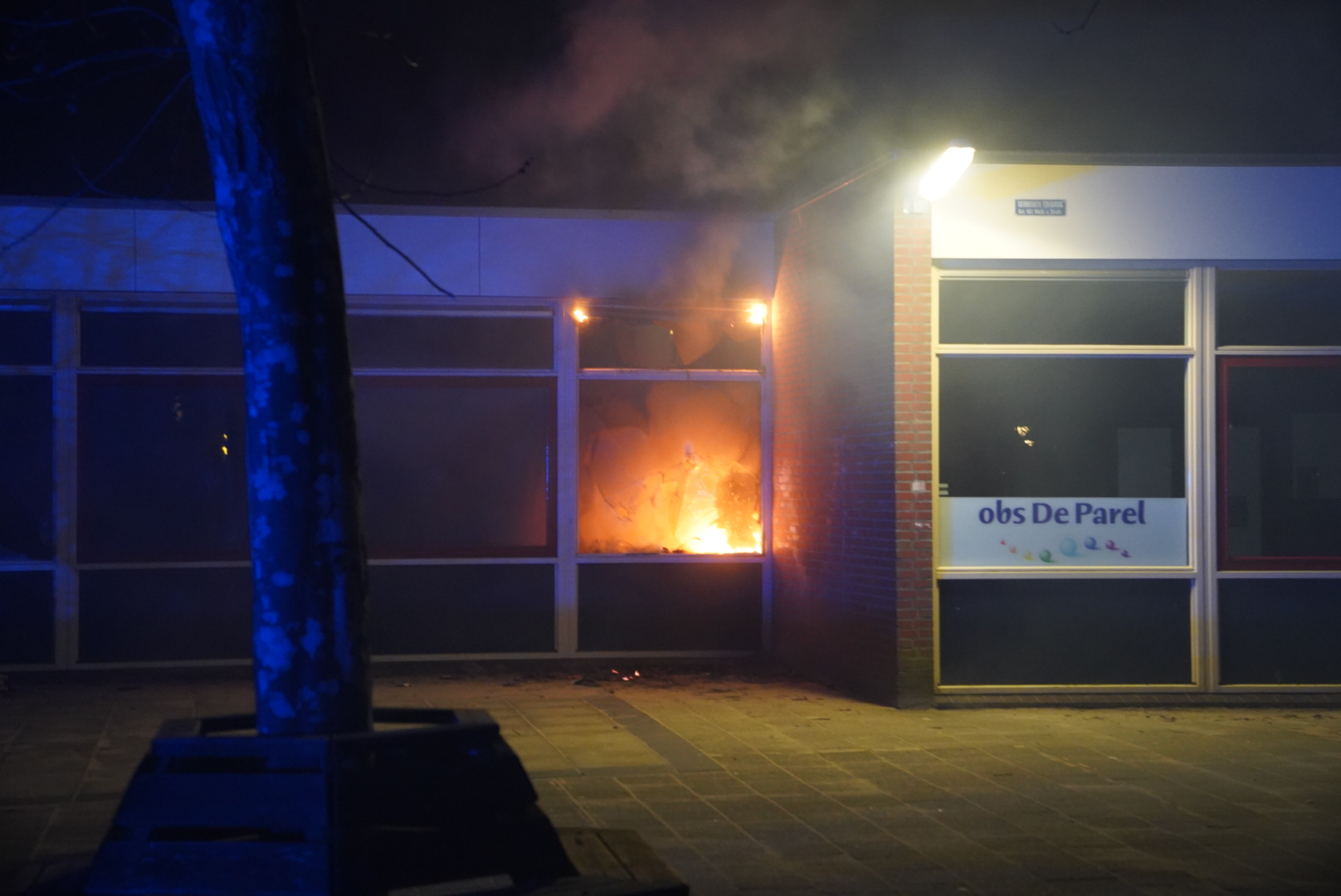 Ramen vernield en klaslokaal in brand gestoken