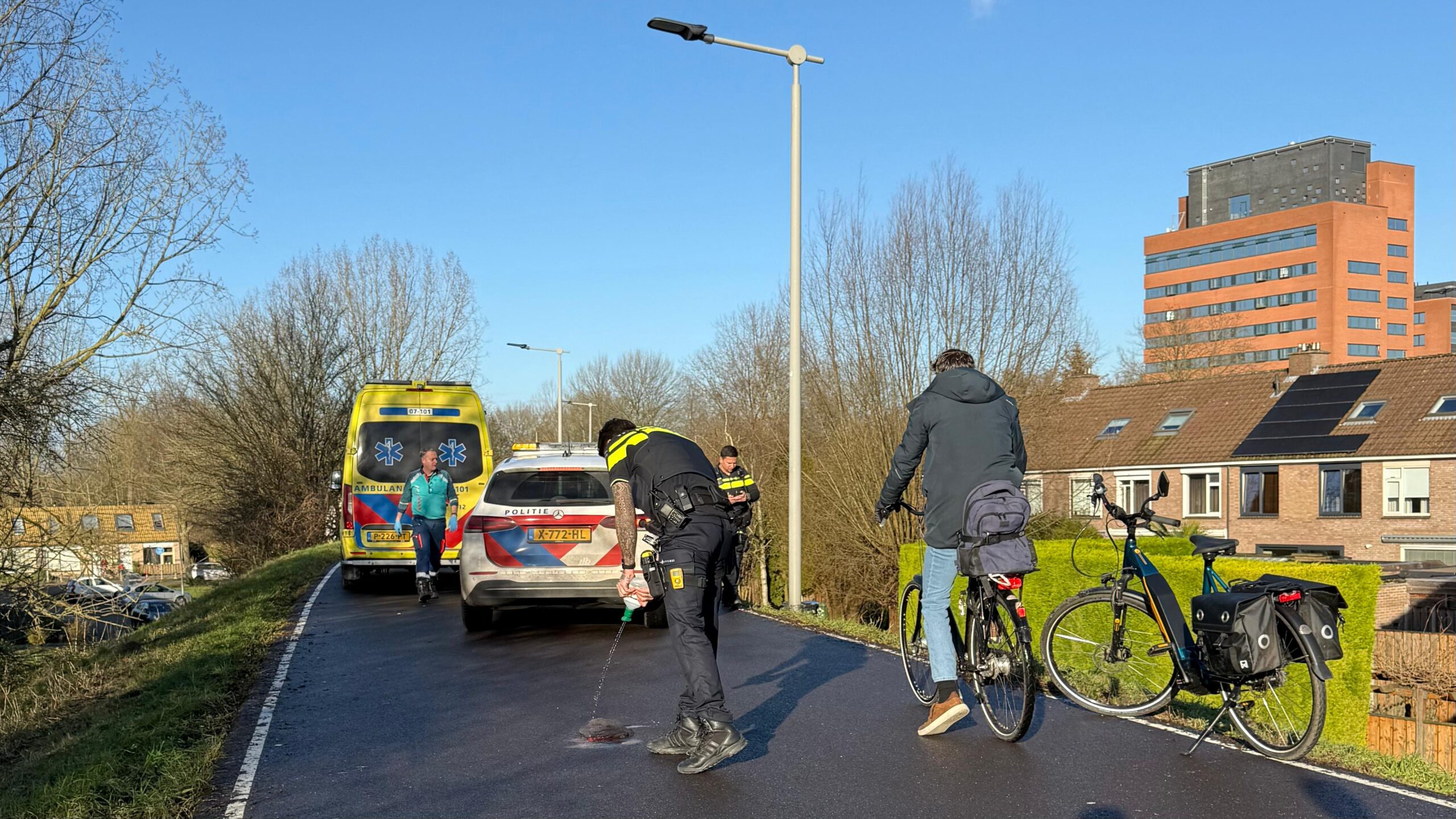 Zwaargewonde na botsing tussen voetganger en fietser