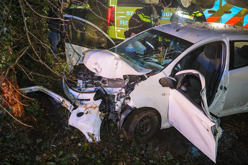 Automobiliste bekneld na zwaar ongeval