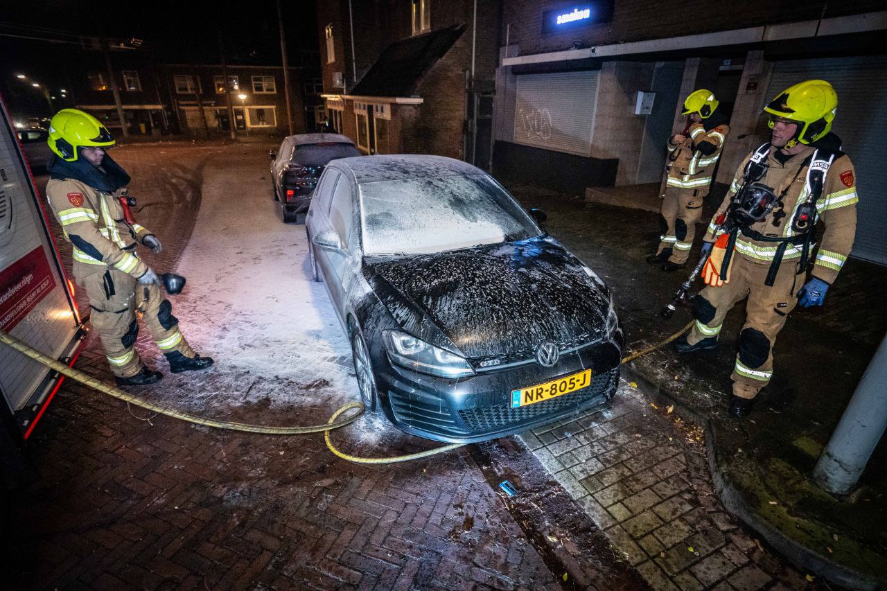 Autobrand vermoedelijk aangestoken, omstanders beginnen brand te blussen