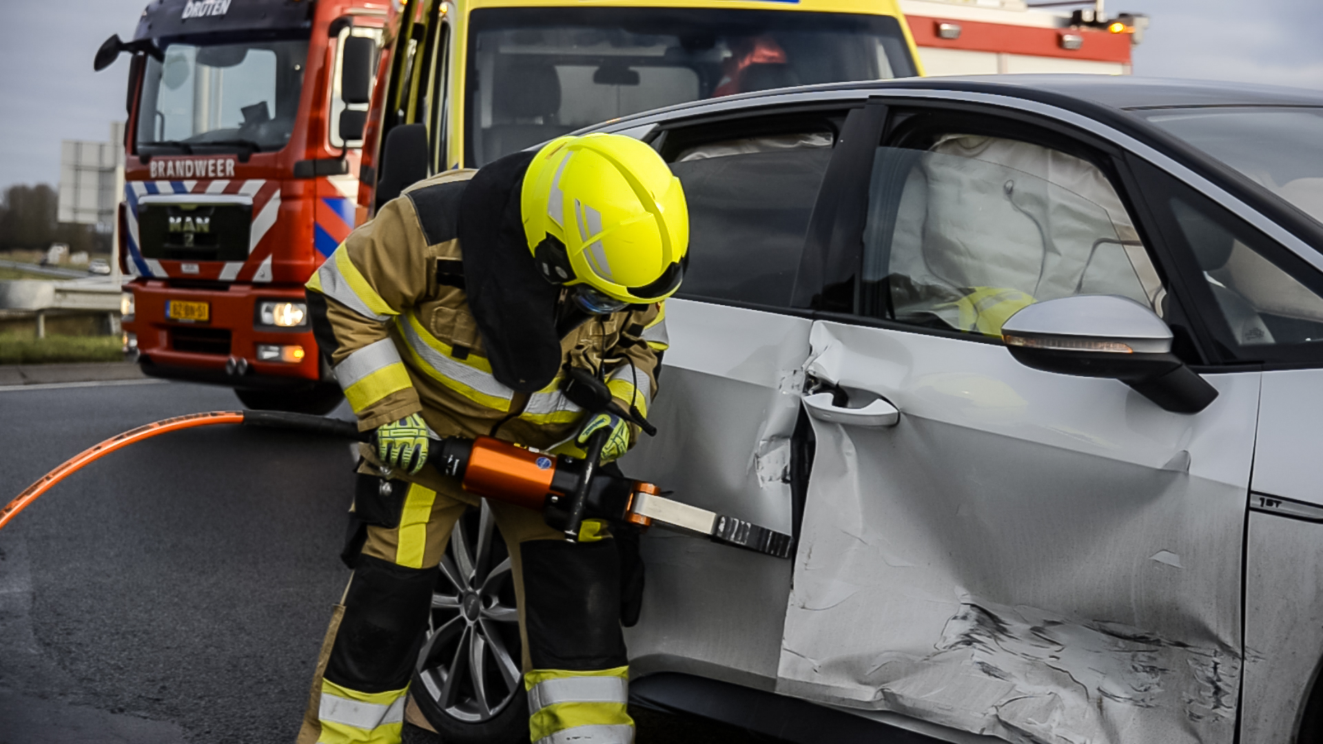 Auto’s raken met elkaar in botsing, brandweer knipt deur open om slachtoffer te bevrijden