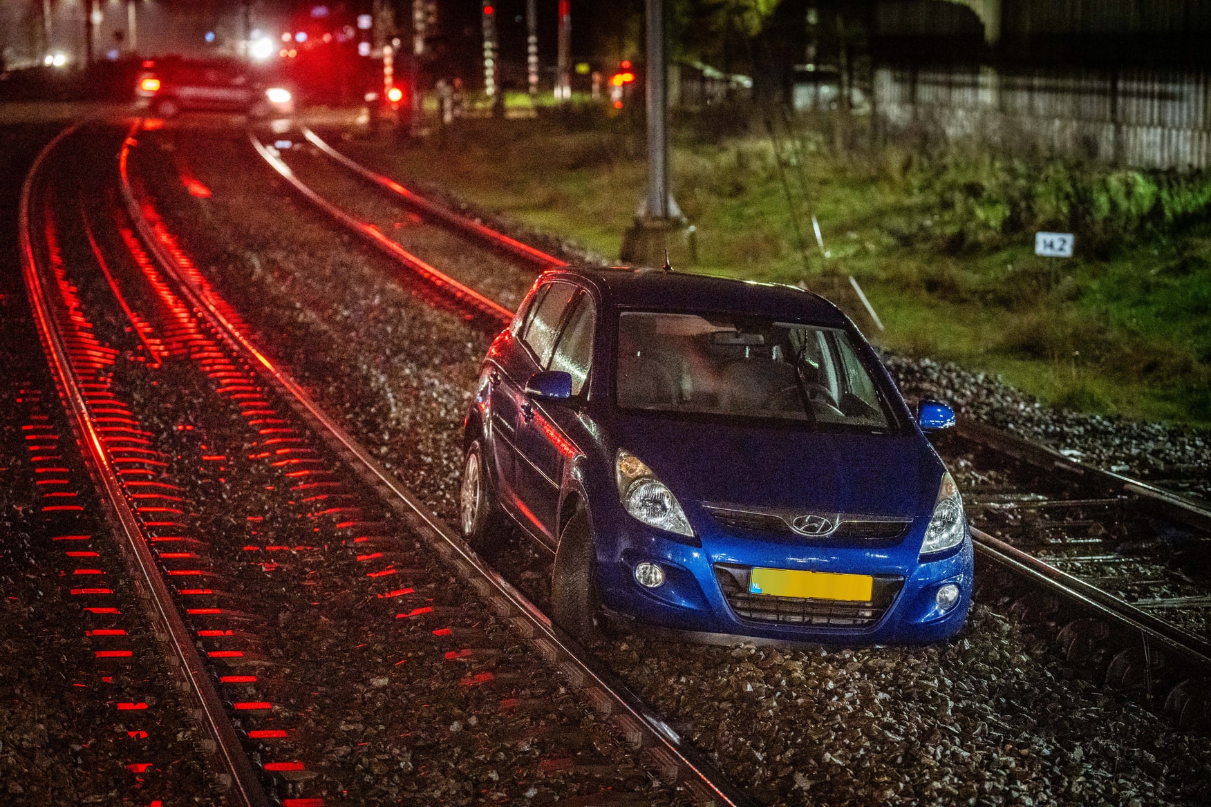 Automobilist rijdt tientallen meters over spoor