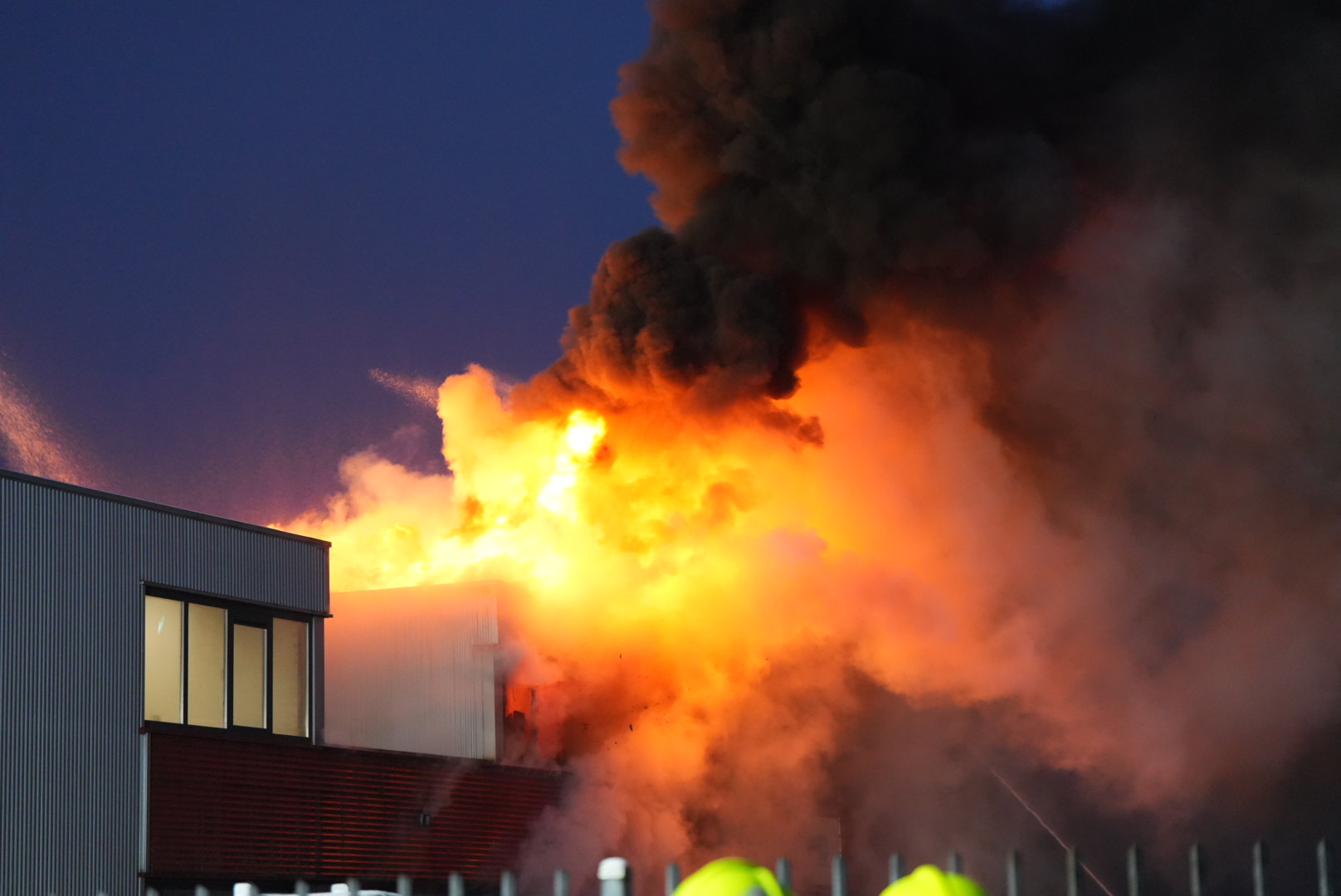 Grote brand zorgt voor veel schade aan bedrijfsverzamelgebouw