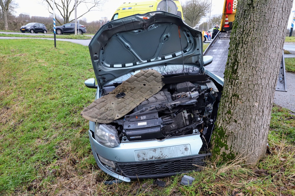 Auto raakt van de weg en botst tegen boom