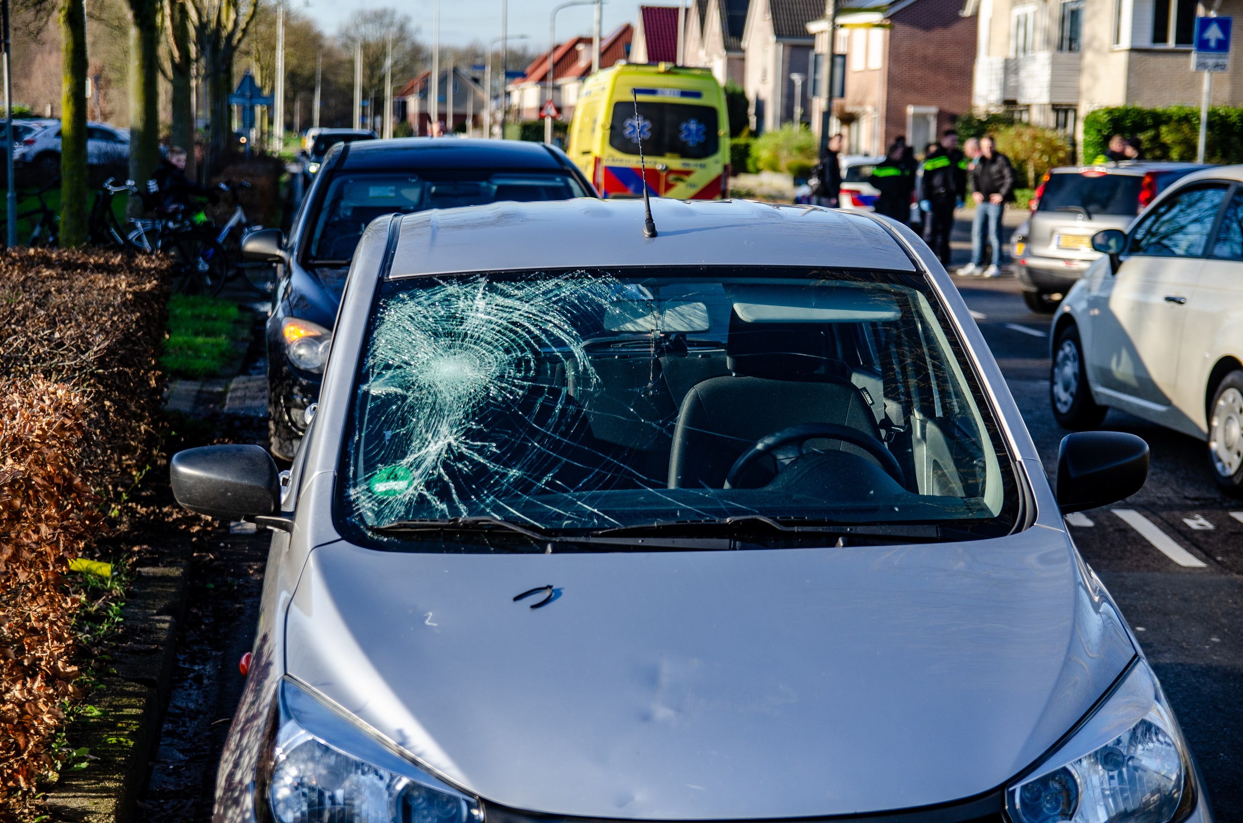 Automobilist ziet fietser over het hoofd bij kruispunt