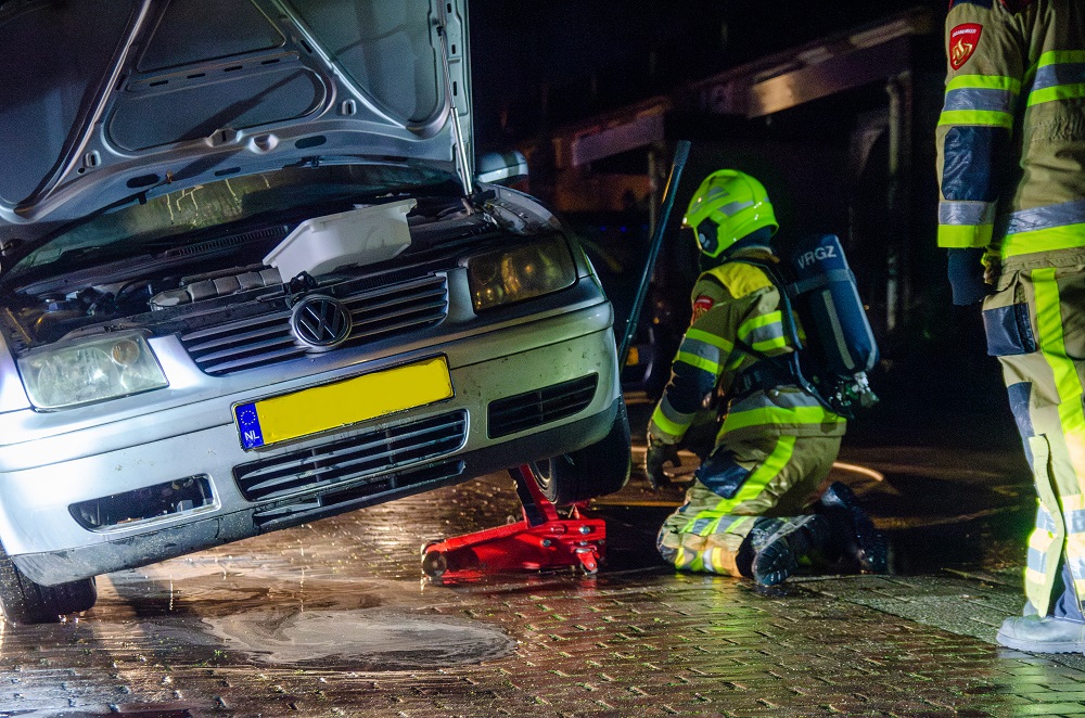 Net aangekochte auto vliegt in brand