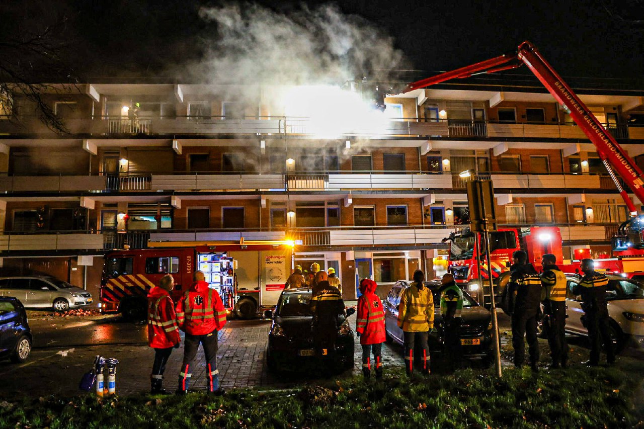 Zwaargewonde man uit brandende woning gehaald